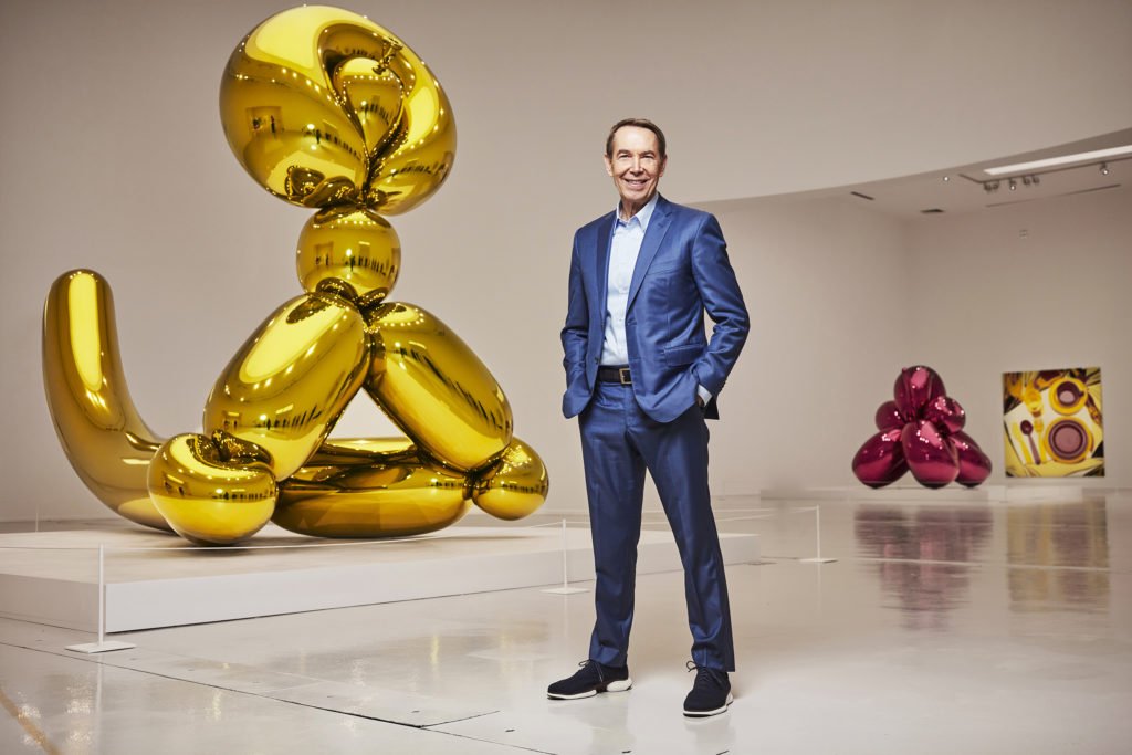 JEFF KOONS DEVANT CES OEUVRES EMBLEMATIQUES A DOHA, QATAR POUR SON EXPOSITION "LOST IN AMERICA" EN 2021 by JULIEN WEBER