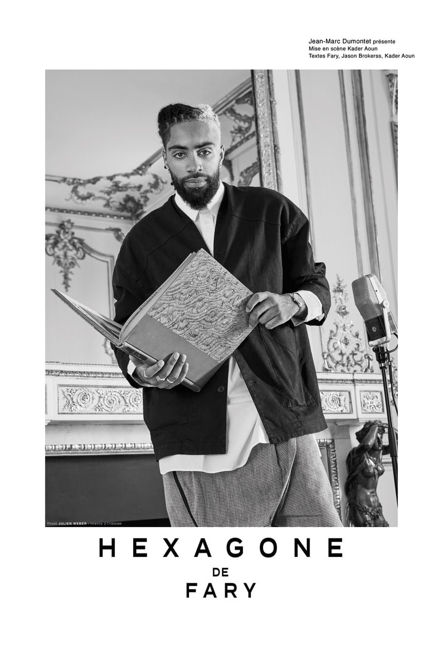 Affiche du spectacle de Fary " Hexagone " ou l'on voit cary en noir et blanc devant un micro vintage
