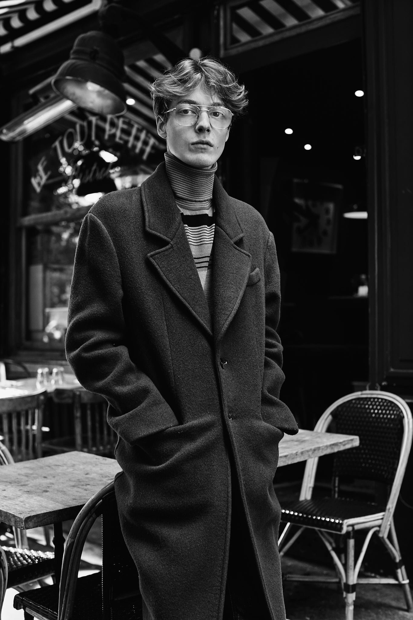 CHARLES DE VILMORIN, directeur artistique de la maison Rochas, ici dans les rues de Paris, photo en plan américain et en noir et blanc.
