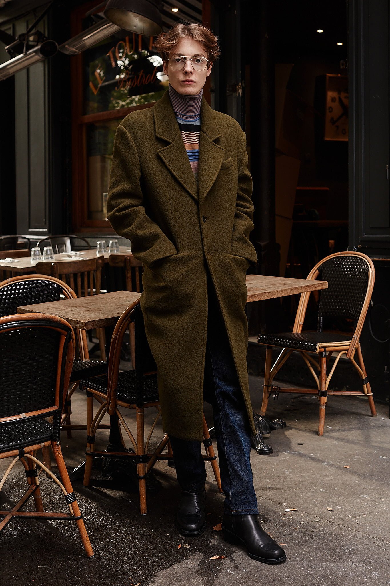 CHARLES DE VILMORIN, directeur artistique de la maison Rochas, ici dans les rues de Paris devant la terrasse d'un café