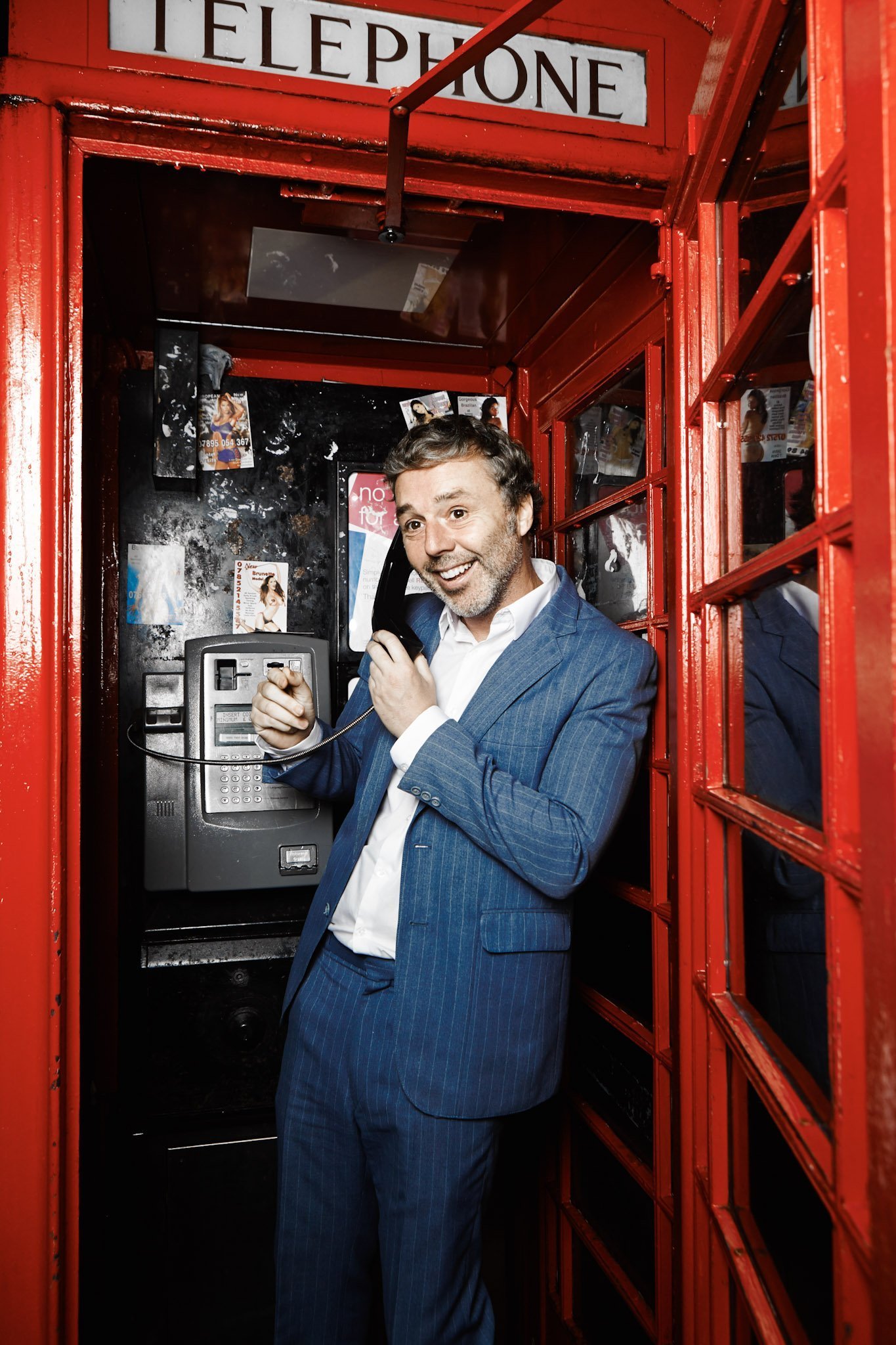 Baxter Dury dans une cabine téléphonique rouge à Londres