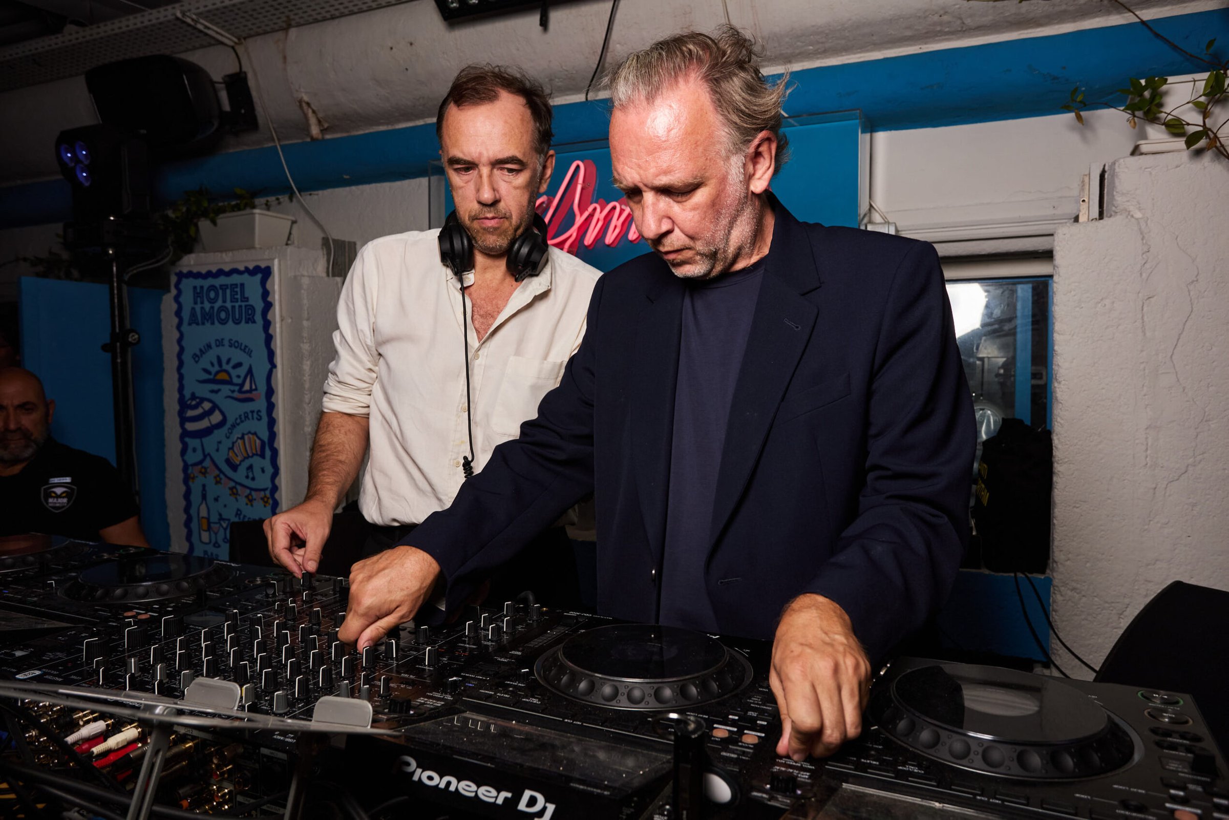 2 MANY DJ'S